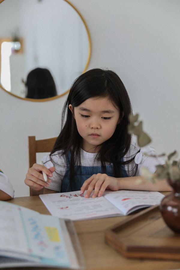 孩子在家专注写作业