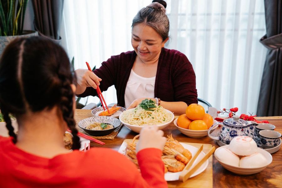 助餐服务：陪老人共进午餐