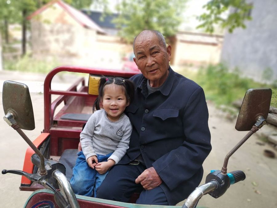 祖孙温馨陪伴